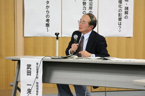 パネルディスカッションをリードする武田一夫氏