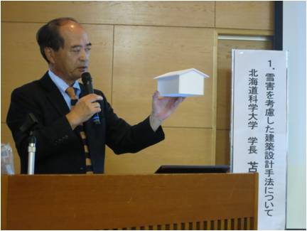 図2　模型を手にした苫米地氏の講演